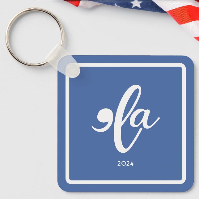 Chaveiro Kamala 2024 Diz Seu Nome (Kamala 2024 Say Her Name Keychain next to an American Flag)