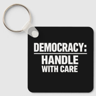 Chaveiro Lide com a Democracia com Cuidado