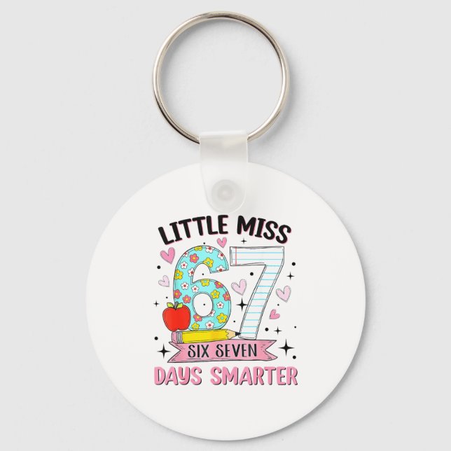 Chaveiro Little Miss 67 Days Smarter Coquette Bow 67th Day  (Frente)