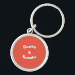 Chaveiro Livros e Snacks slogan personalizável<br><div class="desc">Corda-chave "Livros e Cachorros" brilhante e alegre. O slogan pode ser personalizado. Fonte moderna com um efeito de sombra de queda contra um fundo laranja brilhante para uma aparência contemporânea.</div>