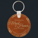 Chaveiro Madrinha de casamento Casamento de Presente Rust L<br><div class="desc">Estas chaveiros são projetadas para oferecer como favores à Madrinha de casamento na sua festa de casamento. Eles apresentam um design simples, mas elegante, com um fundo cor laranja ou cinza queimado, texto dourado e uma borda floral de folha fina de ouro herdada. O texto diz "Madrinha de casamento" com...</div>