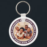 Chaveiro Mãe Incrível Desde 20XX Foto Simples Moderna<br><div class="desc">Este design simples e moderno é composto por tipografia de serifa e adiciona uma foto personalizada. Mãe incrível Desde 20XX circula a foto de sua mãe, mãe, mãe, mãe etc. Este é um presente perfeito para sua mãe no aniversário, dia de as mães, natal, etc.</div>