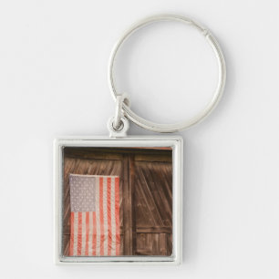 Chaveiro Maine, Bandeira americana desbotada na porta de um