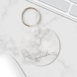 Chaveiro Marble Branco de Nome Personalizado de Script Mode<br><div class="desc">Nome Personalizado do Script Moderno Gift Branco com nome personalizado no estilo de fonte do script moderno da cinza em fundo de mármore branco. Perfeito como presente de feriado para ela e presente para qualquer ocasião especial.</div>