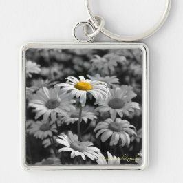Chaveiro Margarida amarela num mar de margaridas pretas e b