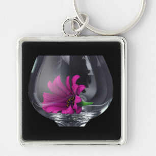 Chaveiro Margarida Rosa em Closeup num Copo de Vinho