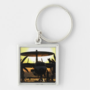 Chaveiro Marinheiros trabalham numa aeronave Hawkeye E-2C