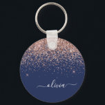 Chaveiro Marinho Azul Rosa Dourado Blush Cor-de-rosa brilha<br><div class="desc">Marinho Azul e Rosa Dourado - Chaveiros com nomes Monográficos de Script Glitter de Brilho Cor-de-Rosa Esmagado (Cadeia-Chave). Isto faz o doce e perfeito aniversário de 16 anos, casamento, chá de panela, aniversário, chá de fraldas ou festa de solteira presente para alguém que ama luxo de luxo e estilos quíticos....</div>