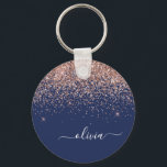 Chaveiro Marinho Azul Rosa Dourado Blush Cor-de-rosa brilha<br><div class="desc">Marinho Azul e Rosa Dourado - Chaveiros com nomes Monográficos de Script Glitter de Brilho Cor-de-Rosa Esmagado (Cadeia-Chave). Isto faz o doce e perfeito aniversário de 16 anos, casamento, chá de panela, aniversário, chá de fraldas ou festa de solteira presente para alguém que ama luxo de luxo e estilos quíticos....</div>