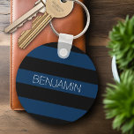 Chaveiro Marinho Blue e Black Rugby Stripes com nome person<br><div class="desc">Blues Escuro e um preto desportivo — Um padrão masculino para as caras e rapazes da sua família. Um design ousado e moderno com uma área para texto personalizado. Se precisar ajustar o trabalho de arte ou alterar a fonte, clique na área personalizar. Isso o levará à ferramenta design onde...</div>