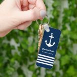 Chaveiro Marinho Náutico Azul, Boas-vindas a bordo Anchor d<br><div class="desc">Chaveiro náutica apresenta um design simples,  azul-marinho e estilo costeiro branco,  com sotaque de âncora de barco e detalhes de listras horizontais. Personalize o texto personalizado com o nome do seu barco junto com a sua localidade e estado.</div>