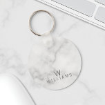 Chaveiro Mármore Branco com Monograma Personalizado e Nome<br><div class="desc">Mármore Branco com Monograma Personalizado e Presente de Nome com monograma e nome no estilo de fonte sans moderno da cinza em fundo de mármore branco. Perfeito como dama de damas de honra e padrinhos de casamento,  presente de feriado,  presente de reunião familiar e presente para qualquer ocasião especial.</div>