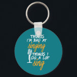 Chaveiro Mau Em Cantando Um Cantor Funny Karaoke<br><div class="desc">Sou mau em cantar amor para cantar. Design engraçado para aqueles que adoram cantar em palco, no chá, coro ou musical, lideram vocalista em banda musical. Legal mercadoria humorística para músico, artista, compositor cantor e membro da banda de rock. Perfeito para a noite e audição de karaokê. presente de Natal...</div>