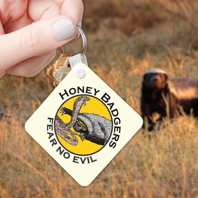 Chaveiro Mel Badgers não tem medo de Mau Amarelo assustador (Honey badgers fear no evil quote honey badger vs snake wild animal illustration keyring )