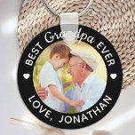 Chaveiro Melhor Avô Já Personalizado Foto Personalizada De<br><div class="desc">O melhor vovô... Personalize este chaveiro do avô com a foto e o nome favoritos do seu neto. Quer seja aniversário de avô, dia de os pais ou Natal, esses chaveiros de avô são favoritos. presente de excelente para todos os grandes pais, avós dos miúdos! COPYRIGHT © 2020 Judy Burrows,...</div>