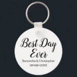 Chaveiro Melhor dia personalizado que Wedding nunca<br><div class="desc">Personalizado com seus nomes e data do casamento estes do "o anel chave melhor dia nunca" é um favor elegante e do divertimento da lembrança para seus convidados. Bonito,  simples,  roteiro,  tipo escrito à mão do estilo para deleitá-lo família e amigos.</div>