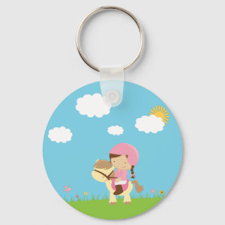 Chaveiro Menina de cabelos castanho-branca andando de chave