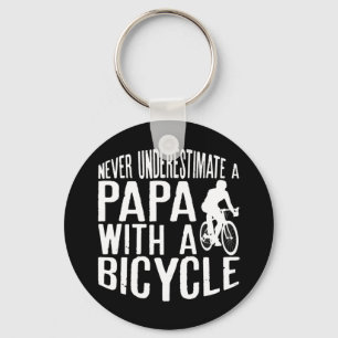 Chaveiro Mens Nunca Subestimam Um Papa Com Uma Bicicleta