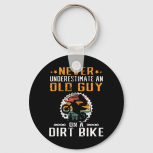 Chaveiro Mens Nunca Subestimam uma Cara antiga em uma moto
