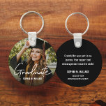 Chaveiro Mensagem de Foto Personalizada de Script Moderno S<br><div class="desc">Comemore sua graduação com nosso "Formando de Mensagem de Foto Personalizada do Script Moderno do Chaveiro". Este chaveiro elegante apresenta uma foto personalizada, nome na frente, com uma mensagem personalizada do formando, ano da classe Name e escola no verso. Perfeito como um favor partidário, este chaveiro é um guardião único...</div>