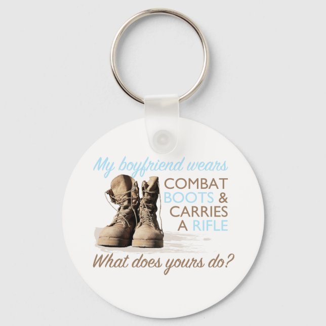 Chaveiro Meu Namorado Veste Botas de Combate (Frente)