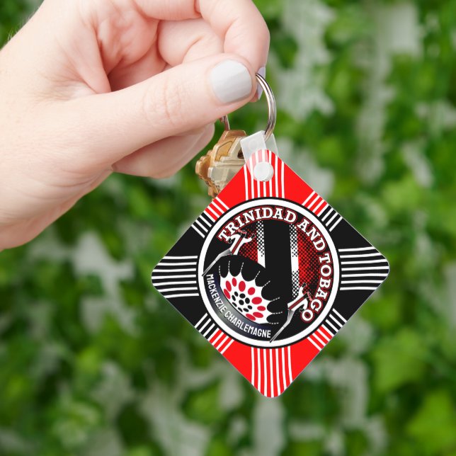 Chaveiro MOKO JUMBIE e STEELPAN com fundo geométrico (Mão)