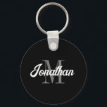 Chaveiro Monograma Branco da Cinza Preta do Script de Pince<br><div class="desc">Este chaveiro personalizado apresenta seu nome em um script de pincel retrorreflector branco inspirado em vintage,  sobre sua inicial de monograma em uma seringa de cinza em um fundo preto. Um design simples e distinto que faz um presente excelente para um homem ou uma mulher.</div>