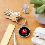 Chaveiro Monograma clássico mínimo vermelho preto<br><div class="desc">Um chaveiro redondo minimo apresenta um fundo preto com um medalhão vermelho de monograma com um nome e um nome em tipografia clássica de blocos em branco para um simples olhar profissional clássico.</div>