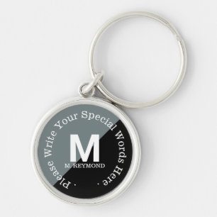 Chaveiro monograma com texto personalizado em preto e cinza