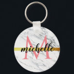 Chaveiro monograma de mármore branco de tendências<br><div class="desc">design de mármore de tendência com design de cor branca e ouro com texto personalizado.</div>
