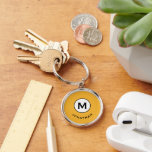 Chaveiro Monograma de tendências modernas<br><div class="desc">Um chaveiro redondo minimo apresenta um fundo amarelo-mostarda brilhante com sua inicial em um medalhão de monograma preto e branco com e com nome em tipografia de blocos clássicos em branco para uma aparência profissional simples.</div>