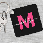 Chaveiro Monograma do nome do script preto rosa a quente<br><div class="desc">Crie o seu próprio Na moda, personalizado, preto e rosa, com Chaveiro quadrado de monograma. Esta chaveiro quadrada elegante traz um toque moderno e personalizado aos seus essenciais do dia a dia. O design apresenta um monograma cor-de-rosa-forte e ousado, centrado num fundo preto sólido, com o seu nome num elegante...</div>