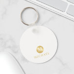 Chaveiro Monograma Dourado e branco de luxo<br><div class="desc">Design branco de luxo e Dourado, com um monograma branco em círculo dourado com nome no estilo de fonte profissional de ouro em fundo branco. Perfeito como presentes de dia de os pais para pai, presentes para avô, marido, padrinho de casamento e muito mais. Nota: Os detalhes da folha são...</div>