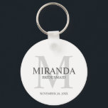 Chaveiro Monograma e nome da Bridesmaid Personalizada<br><div class="desc">Adicione um toque pessoal ao seu casamento com o monograma personalizado da dama de honra e o presente de nome. Este design apresenta o nome da dama de honra personalizada com título e data de casamento em cinzas e monograma em cinzas leves como fundo, no estilo clássico de fonte serif,...</div>