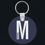 Chaveiro Monograma e Nome de Negrito Personalizado Moderno<br><div class="desc">Design de Monograma moderno com letra monográfica "M" personalizada e nome no estilo de letra sans sans moderno,  em negrito. Presente perfeito para ele,  presente de dia de os pais,  presente de padrinho de casamento e muito mais.</div>