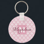 Chaveiro Monograma e nome do padrão de local do Damask Rosa<br><div class="desc">Esta bela chaveiro apresenta uma cor damasco branca clássica sobre um rosa empoeirado ou fundo rosa. O design é personalizado com uma letra inicial de monograma,  assim como um nome personalizável para um olhar simples,  mas elegante. Presente perfeito para qualquer mulher que queira um chaveiro personalizado.</div>