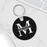 Chaveiro Monograma e Nome Personalizados<br><div class="desc">Monograma personalizado e presentes de nome com monograma personalizado e nome no estilo de fonte de serif clássico. Perfeito como presentes de dia de os pais para pai,  presentes para avô,  marido,  noivo,  melhor homem,  padrinhos de casamento e muito mais.</div>