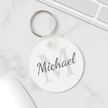 Chaveiro Monograma e Nome Personalizados<br><div class="desc">Monograma Personalizado e Dif de Nome apresentam nome personalizado no estilo de fonte do script da cinza e monograma no estilo de fonte da cinza-luz como fundo, em fundo branco. Perfeito como presente de feriado, favores de reunião familiar, obrigado seu presente para padrinhos de casamento e presente para qualquer ocasião...</div>