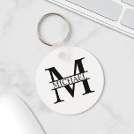 Chaveiro Monograma e Nome Personalizados<br><div class="desc">Monograma personalizado e presentes de nome com monograma personalizado e nome no estilo de fonte de serif clássico. Perfeito como presentes de dia de os pais para pai,  presentes para avô,  marido,  noivo,  melhor homem,  padrinhos de casamento e muito mais.</div>