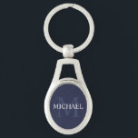 Chaveiro Monograma e Nome Personalizados Azul-marinho<br><div class="desc">Monograma personalizado e Dif de nome apresenta o nome personalizado em branco e monograma em azul-marinho claro como fundo,  no estilo de fonte serif clássico,  em fundo azul-marinho. Perfeito como presente de feriado,  favores de reunião familiar,  obrigado seu presente para padrinhos de casamento e presente para qualquer ocasião especial.</div>