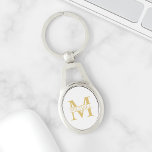 Chaveiro Monograma e Nome Personalizados Branco e Dourado<br><div class="desc">Monograma personalizado e presentes de nome que apresentam monograma de ouro personalizado no estilo de letra serif clássico com caixa de nome no meio do monograma em fundo branco. Perfeito como presentes de dia de os pais para pai, presentes para avô, marido, noivo, melhor homem, padrinhos de casamento e muito...</div>