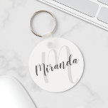 Chaveiro Monograma e Nome Personalizados de Script Moderno<br><div class="desc">Monograma Personalizado e Presente de Nome com nome personalizado no estilo de fonte do script moderno da cinza e monograma no estilo de fonte do script moderno da cinza clara como fundo em fundo branco. Perfeito como presente de feriado, favores de reunião familiar, obrigado seu presente para madrinhas e presente...</div>