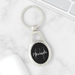 Chaveiro Monograma e Nome Personalizados de Script Moderno<br><div class="desc">Monograma Personalizado e Presente de Nome com nome personalizado no estilo de fonte do script moderno branco e monograma no estilo de fonte do script moderno da cinza como fundo em fundo preto. Perfeito como presente de feriado, favores de reunião familiar, obrigado seu presente para madrinhas e presente para qualquer...</div>