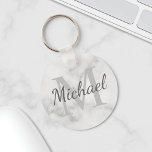 Chaveiro Monograma e nome personalizados do Classy Marble<br><div class="desc">Monograma Personalizado e Dif de Nome apresentam nome personalizado no estilo de fonte do script da cinza e monograma no estilo de fonte da cinza-luz como fundo, no fundo do mármore branco. Perfeito como presente de feriado, favores de reunião familiar, obrigado seu presente para padrinhos de casamento e presente para...</div>