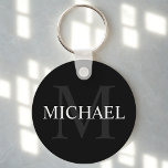 Chaveiro Monograma e nome personalizados preto clássico<br><div class="desc">Monograma Personalizado e Dif de Nome apresenta o nome personalizado em branco e monograma na cinza como fundo,  no estilo clássico da fonte serif,  em fundo preto. Perfeito como presente de feriado,  favores de reunião familiar,  obrigado seu presente para padrinhos de casamento e presente para qualquer ocasião especial.</div>