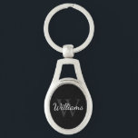 Chaveiro Monograma e Nome Personalizados Pretos<br><div class="desc">Monograma personalizado e Dif de nome apresenta o nome personalizado no estilo de fonte e monograma do script branco no estilo de fonte de cinza clara como fundo, em fundo preto. Perfeito como presente de feriado, favores de reunião familiar, obrigado seu presente para padrinhos de casamento e presente para qualquer...</div>