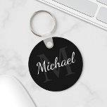 Chaveiro Monograma e Nome Preto Personalizado<br><div class="desc">Monograma Personalizado e Dif de Nome apresenta o nome personalizado no estilo de fonte do script branco e monograma no estilo de fonte da cinza se como plano de fundo, no plano de fundo preto. Perfeito como presente de feriado, favores de reunião familiar, obrigado seu presente para padrinhos de casamento...</div>
