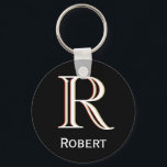 Chaveiro Monograma em três camadas personalizado com nome p<br><div class="desc">LAYERING ÚNICO DO MONOGRAMA — olhem de perto e verão três cores, o que lhe dá a sensação de profundidade. Personalizado adicionalmente com o primeiro nome. Perfeito como presentes de dia de os pais para pai, presentes para avô, marido, noivo, melhor homem, padrinhos de casamento e muito mais. Se tiver...</div>