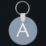 Chaveiro Monograma Moderno Minimalista Dusty Blue Elegante<br><div class="desc">Apresentando nossa Coleção Elegante de Monograma Moderno Minimalista e Dusty: Eleve seu estilo com sofisticação e charme de eterno subestimados. Nossa coleção apresenta designs minimalistas em uma matiz azul suja, aperfeiçoada com monogramas elegantes adaptados ao seu gosto pessoal. De papelaria refinada a acessórios versáteis, cada peça da nossa coleção é...</div>