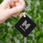Chaveiro Monograma Na moda preto e branco minimalista moder<br><div class="desc">Carregar suas chaves com estilo com este chaveiro moderno. Apresentando um design minimalista, ele mostra um primeiro monograma personalizado e um nome em uma fonte moderna, elegante. Feito com materiais duráveis, esse chaveiro é perfeito para uso cotidiano ou como um presente personalizado pensado. Seu olhar simples, mas sofisticado, adiciona um...</div>